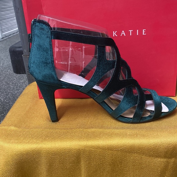 Size 8.5 Emerald Heel - Picture 3 of 4